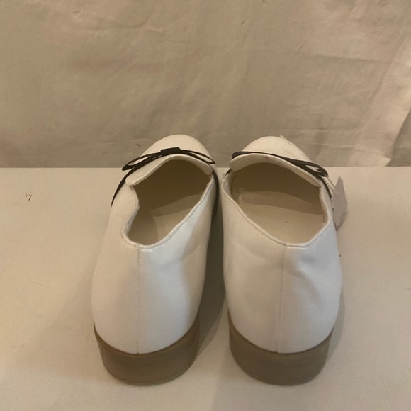 Journee Collection white shoes with black ribbon front size 10 NWT - Picture 3 of 7